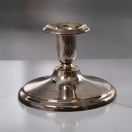 Lysestake i sølv, diameter 11,2 cm, høyde 8 cm, gipsfylt bunn, 830S, bruttovekt 216,5g Vekt: 0 g Kontakt Lånekontoret for frakt
