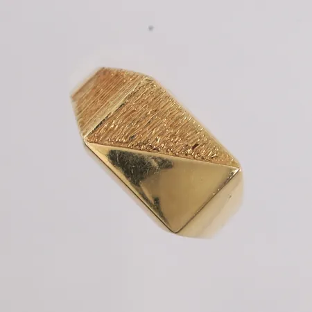 Ring med plate, ø19mm, bredde 2,5-10mm, 14K Vekt: 7 g Kontakt Lånekontoret for frakt