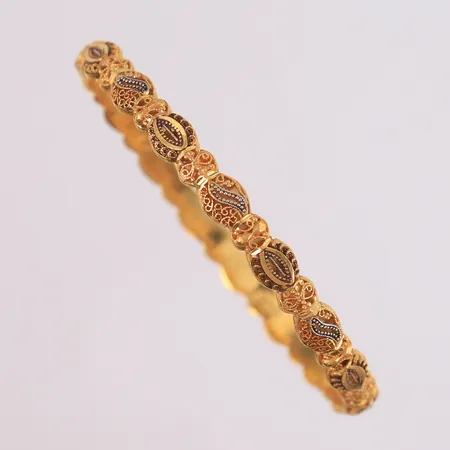 Armring, ø60mm, bredde 4,1- 6,2mm, 22K Vekt: 11,1 g Kontakt Lånekontoret for frakt