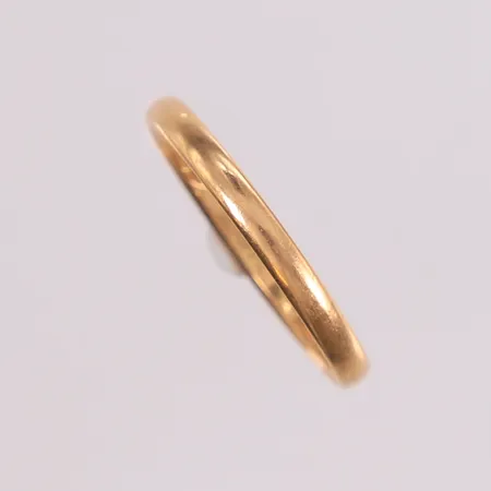 Ring, ø 18,5mm, bredde 2,2mm, personlig gravert, 14K gull. Vekt: 1,8 g Kontakt Lånekontoret for frakt