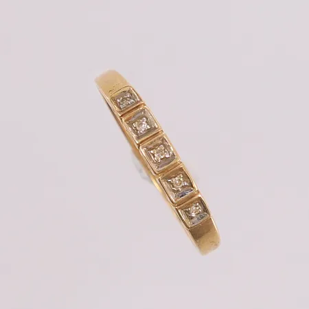 Ring med diamanter 5x ca 0,005ct, ø17,5mm, bredde 1,5mm, 14K gull. Vekt: 1 g Kontakt Lånekontoret for frakt