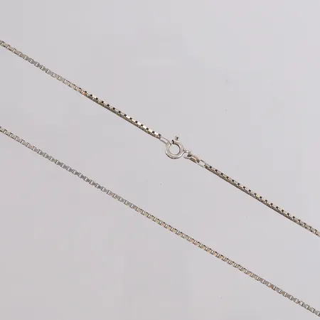 Kjede Veneziansk, lengde 65cm, bredde 1,3mm, 925S Vekt: 5,6 g Kontakt Lånekontoret for frakt