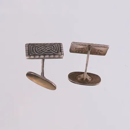 Ett par mansjettknapper, stemplet Osebergfunnet kopi ca. 850 etter Kristus, 21x14mm, 925S Vekt: 11,4 g Kontakt Lånekontoret for frakt