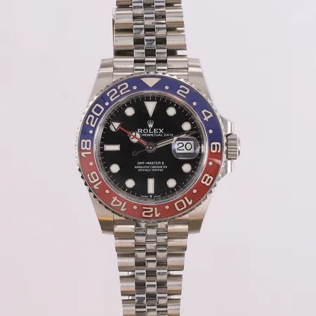Rolex GMT-Master II "Pepsi", stål, automatisk, ref. 126710BLRO, snr. U0675784, urverk 52D50172, ø40mm, sort urskive, safirglass, Jubilee-lenke, med boks, ytterboks, tag, manual, papirer, ett løst/ekstra lenkeledd og sertifikat (kjøpt Bergstrøms Malmø AB april 2019), ripe på bezel, service 14.02.2025 (kvittering medfølger) Kontakt Lånekontoret for frakt