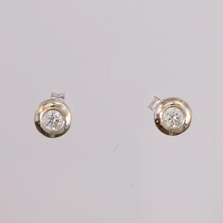 Ett par øredobber med diamanter (2 x ca. 0,10ct), hvitt gull, 18K Vekt: 1,2 g Kontakt Lånekontoret for frakt