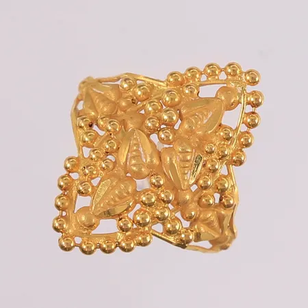 Ring, ø17,4mm, bredde 1,9- 23,5mm, 21K Vekt: 3 g Kontakt Lånekontoret for frakt