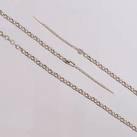 Sølvsnor til Øst-Telemark-bunad, mønster Erte, lengde 108cm, bredde 3,5mm, 830S Vekt: 29,1 g Kontakt Lånekontoret for frakt