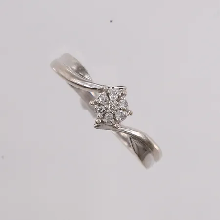 Ring med diamanter (6 x ca. 0,01ct), ø18mm, bredde 2-7,3mm, hvitt gull, 14K Vekt: 2,6 g Kontakt Lånekontoret for frakt