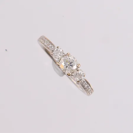 Ring med diamanter (1 x ca. 0,35ct + 2 x ca. 0,08ct + 12 x ca. 0,01ct), ø16,8mm, bredde 1,8- 4,6mm, hvitt gull, 14K, bruttovekt 2,7g Vekt: 0 g Kontakt Lånekontoret for frakt