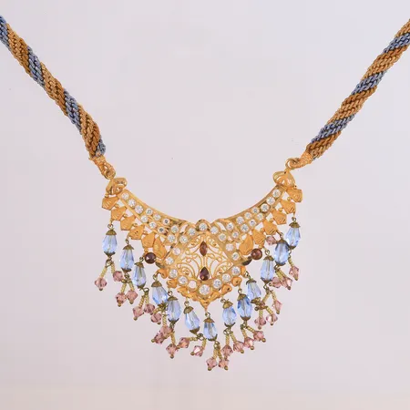 Halssmykke med snor og fargede stener, lengde 46cm, bredde 5,6- 47mm, én sten mangler, 18K, bruttovekt 28,2g Vekt: 0 g Kontakt Lånekontoret for frakt