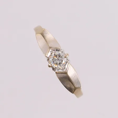 Ring med vit sten, ø17,25mm, bredde ca 2mm, 14K gull. Vekt: 2,7 g Kontakt Lånekontoret for frakt