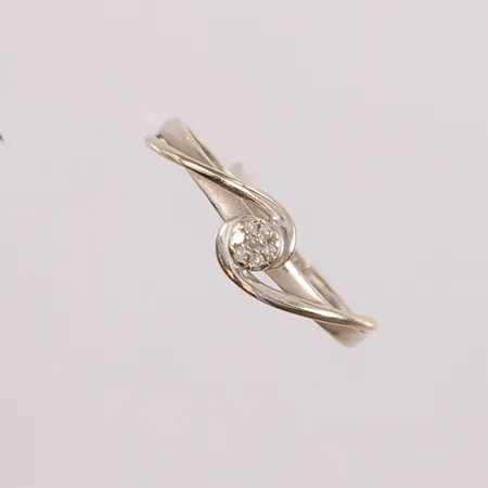 Ring med diamanter (7 x ca. 0,006ct), ø16,1mm, bredde 1,1- 5,2mm, hvitt gull, 14K Vekt: 1,1 g Kontakt Lånekontoret for frakt