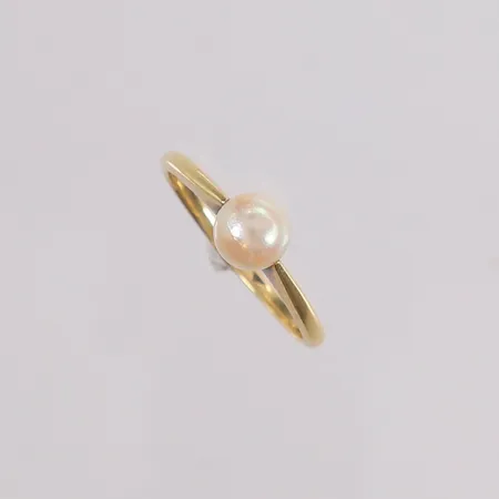 Ring med perle, ø18, bredde ca 1,5mm, 14K gull. Vekt: 2,4 g Kontakt Lånekontoret for frakt