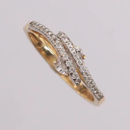 Ring med blanke stener, to-farget, ø17,8mm, bredde 1,5- 5,9mm, 14K Vekt: 2,5 g Kontakt Lånekontoret for frakt