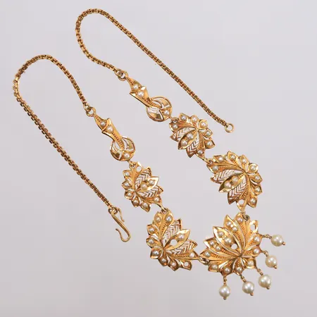 Halssmykke med perler, lengde 37cm, bredde 1,6- 29mm, mangler 5 perler, 21K, bruttovekt 21,9g Vekt: 0 g Kontakt Lånekontoret for frakt