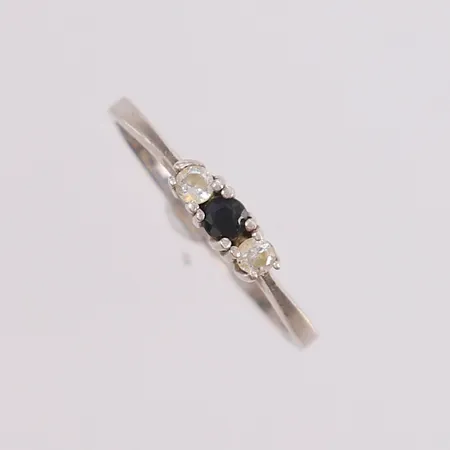 Ring med stener, ca ø18,5mm, bredde 2mm, 925/1000 sølv. Vekt: 1,5 g Kontakt Lånekontoret for frakt