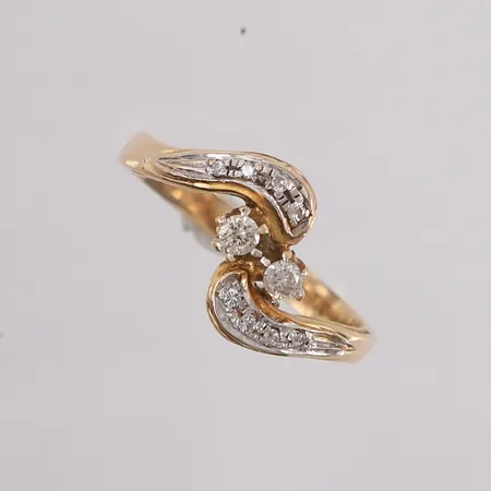 Ring med diamanter (2 x ca. 0,08ct og 8 x ca. 0,01ct), ø18,3mm, bredde 2,6-11mm, 14K Vekt: 2,7 g Kontakt Lånekontoret for frakt