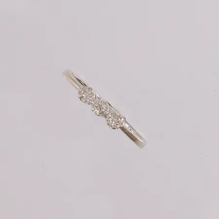 Ring med diamanter (21 x ca. 0,008ct), ø18,4mm, bredde 1,5- 3,2mm, hvitt gull, 9K Vekt: 1,5 g Kontakt Lånekontoret for frakt