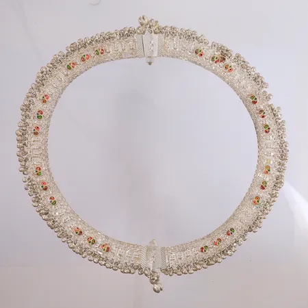 Halssmykke med flerfarget emalje, lengde 56cm, bredde 24- 38mm, 830S, bruttovekt 147,8g Vekt: 0 g Kontakt Lånekontoret for frakt