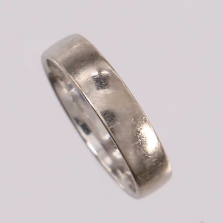 Ring, ø18,8mm, bredde 4,9mm, hvitt gull, gravert, 14K Vekt: 5,7 g Kontakt Lånekontoret for frakt