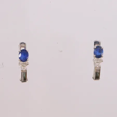 Ett par øredobber med diamanter (6 x ca. 0,02ct) og 2 safirer, 16x4mm, hvitt gull, 14K, bruttovekt 3,4g Vekt: 0 g Kontakt Lånekontoret for frakt