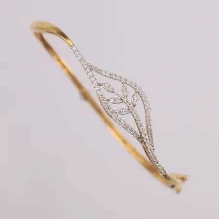 Armring med diamanter (70 x ca. 0,01ct), 55x45mm, bredde 1,8- 10,6mm, kan åpnes, 18K Vekt: 8,1 g Kontakt Lånekontoret for frakt