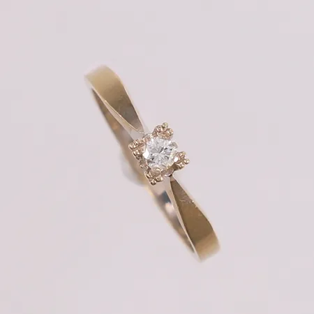 Ring med diamant 1x 0,10ct, kvalité W/VVS i henhold til gravering, ø17,5mm, bredde 1,5mm, 18K gull. Vekt: 2,6 g Kontakt Lånekontoret for frakt