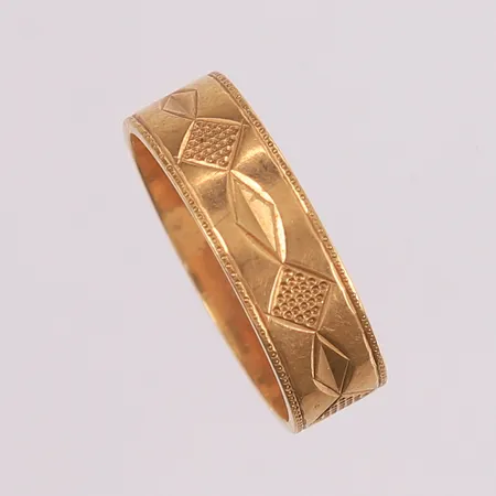 Ring med mønster, ø 18,5mm, bredde 6mm, personlig gravert, 14K gull. Vekt: 4,7 g Kontakt Lånekontoret for frakt