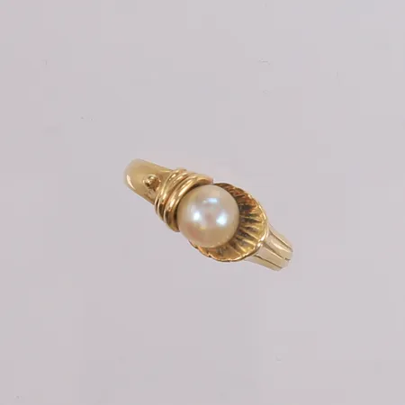 Ring med perle, ø17,6mm, bredde 1,6- 7,8mm, 14K, bruttovekt 4,1g Vekt: 0 g Kontakt Lånekontoret for frakt