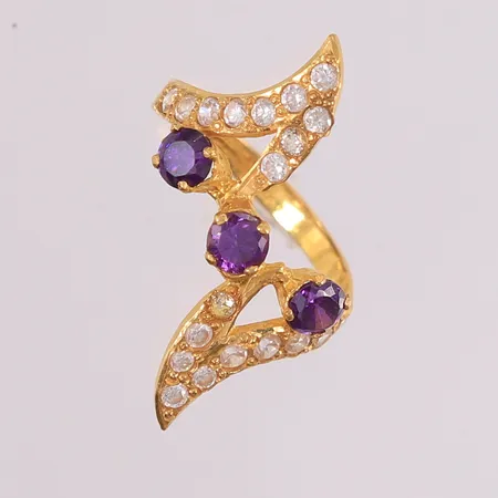 Ring med lilla og blanke stener, ø17mm, bredde 2,3- 28,5mm, 20K, bruttovekt 3,7g Vekt: 0 g Kontakt Lånekontoret for frakt