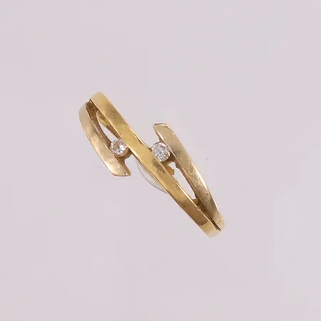 Ring med diamanter 2x ca 0,04ct, ø19, bredde ca 1,5 - 5mm, riper, 18K gull. Vekt: 4,3 g Kontakt Lånekontoret for frakt