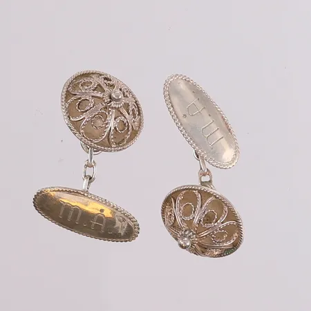 Ett par mansjettknapper til Øst-Telemark bunad, graverte, 830S Vekt: 5,4 g Kontakt Lånekontoret for frakt