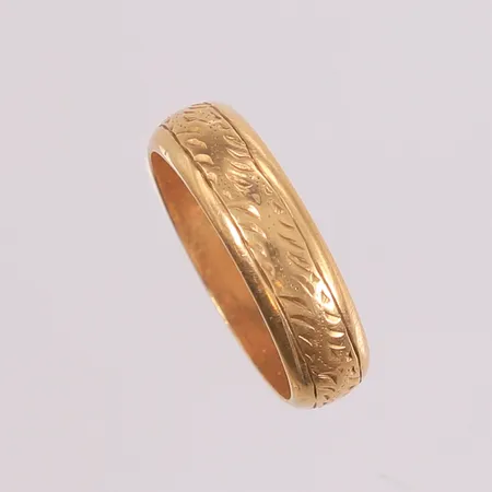 Ring med mønster, ø16mm, bredde ca 5mm, 14K gull. Vekt: 4,2 g Kontakt Lånekontoret for frakt