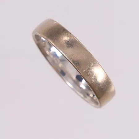 Ring, ø20,8mm, bredde 4,9mm, hvitt gull, gravert, 14K Vekt: 6,2 g Kontakt Lånekontoret for frakt