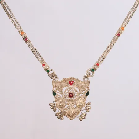 Halssmykke med flerfarget emalje, lengde 58cm, bredde 3- 38mm, 830S, bruttovekt 33,1g Vekt: 0 g Kontakt Lånekontoret for frakt