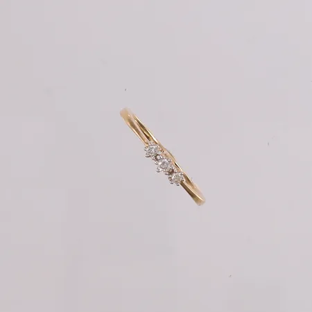 Ring med diamanter (1 x ca. 0,04ct, og 2 x ca. 0,03ct), ø17,8mm, bredde 1,4mm, 9K Vekt: 1,4 g Kontakt Lånekontoret for frakt