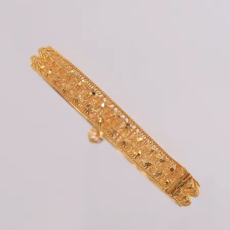 Armring, kan åpnes, ø53mm, bredde 7,6mm, tilsynelatende ustemplet, 21K Vekt: 12,2 g Kontakt Lånekontoret for frakt