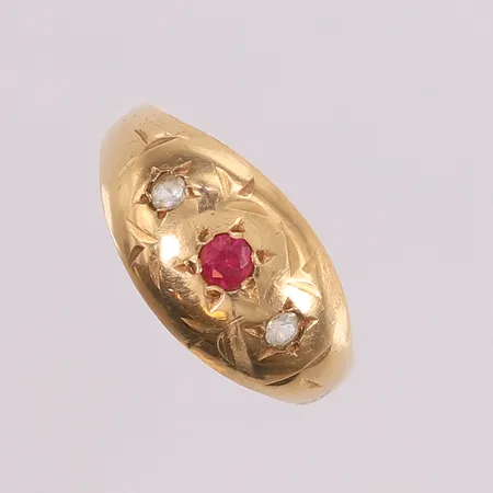 Ring med stener, ø18,5mm, bredde 2,5-4mm, 14K gull. Vekt: 2,3 g Kontakt Lånekontoret for frakt