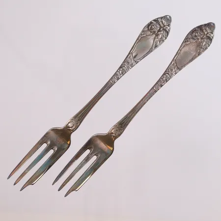 2 kakegafler i opphøiet rose, lengde 14,9cm, Th. Marthinsen, 830S Vekt: 44,8 g Kontakt Lånekontoret for frakt