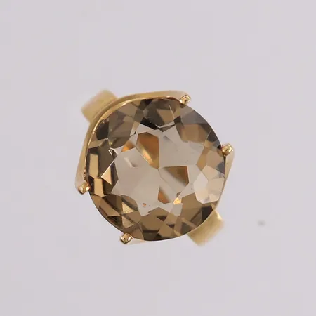 Ring med mørk-brun sten, ø15,8mm, bredde 2,5- 13,7mm, 14K Vekt: 6 g Kontakt Lånekontoret for frakt