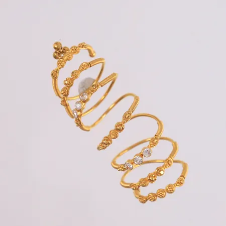 Ring med blanke stener, spiral/fleksibel, bredde 54mm, 22K Vekt: 10,1 g Kontakt Lånekontoret for frakt