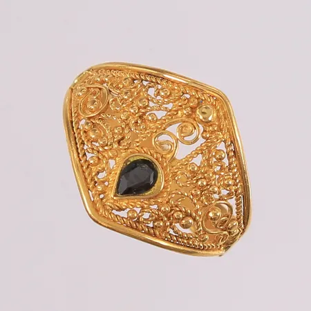 Ring med mørk-grønn sten, ø18,3mm, bredde 3,5- 15,9mm, 21K, bruttovekt 3g Vekt: 0 g Kontakt Lånekontoret for frakt