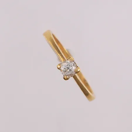 Ring med gammelslipt diamant 1x ca 0,25ct, ø16,5mm, bredde 2,5, 18K gull. Vekt: 2,6 g Kontakt Lånekontoret for frakt