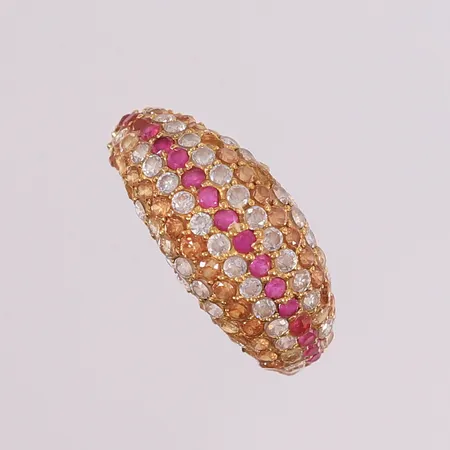 Ring med fargede og blanke stener, ø17,2mm, bredde 2,7- 10mm, 12 stener mangler, 20K, bruttovekt 3,7g Vekt: 0 g Kontakt Lånekontoret for frakt