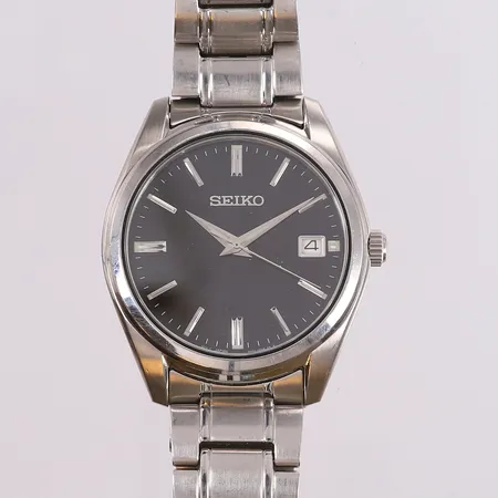 Seiko Classic, ref. 6N52-00A0, snr: 160340, ø40mm, quartz, sort urtavle, dato, safirglass, noe bruksslitasje på lenke og glass, uten boks og tilbehør Kontakt Lånekontoret for frakt