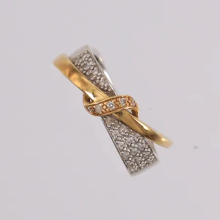 Ring med diamanter (29 x ca. 0,01ct), to-farget, ø16,8mm, bredde 2,2- 7,9mm, 14K Vekt: 3,7 g Kontakt Lånekontoret for frakt