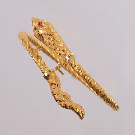 Armring med fiolett safir, kan åpnes, ø58mm, bredde 3,7- 9,2mm, én sten mangler, 21K Vekt: 15 g Kontakt Lånekontoret for frakt