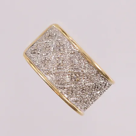 Ring med stener, hvittgull/gultgull, ø16,50mm, bredde ca 2,5-7,5mm, bulkete/skev, 14K gull. Vekt: 5 g Kontakt Lånekontoret for frakt