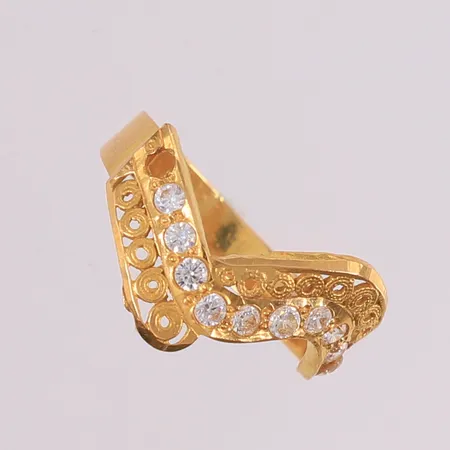 Ring med blanke stener, ø17,3mm, bredde 3,2- 6,9mm, én sten mangler, 18K, bruttovekt 1,8g Vekt: 1,8 g Kontakt Lånekontoret for frakt