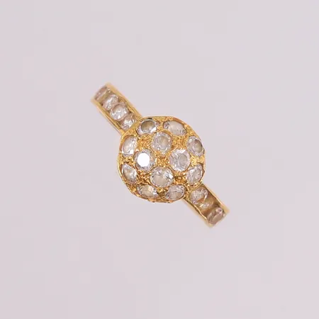 Ring med blanke stener, ø15mm, bredde 2,7- 8,7mm, noe bulkete, 20K, bruttovekt 2,6g Vekt: 0 g Kontakt Lånekontoret for frakt